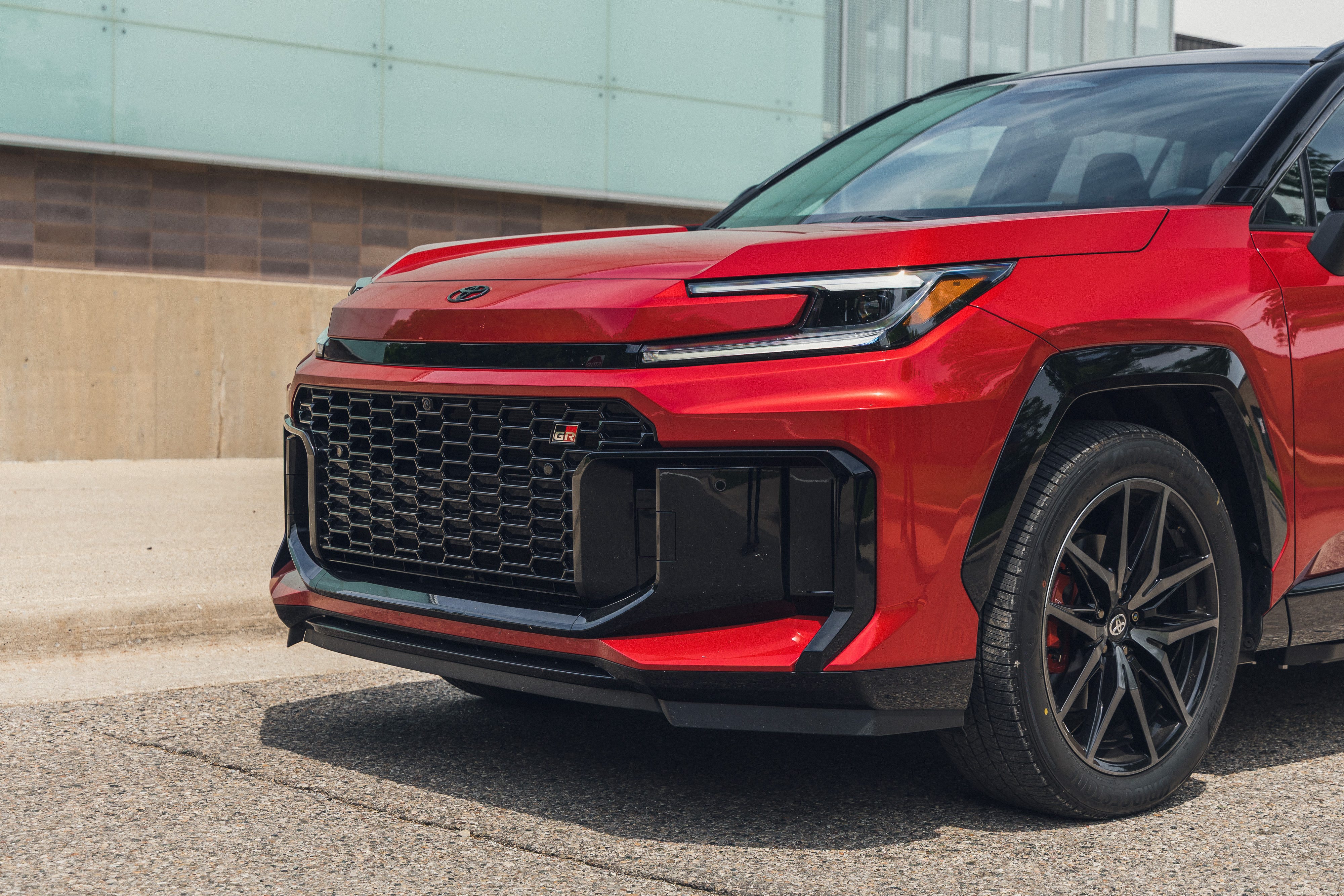 Toyota RAV4 GR Sport 2026: Foto Eksterior Versi Plug-In Hybrid Terungkap