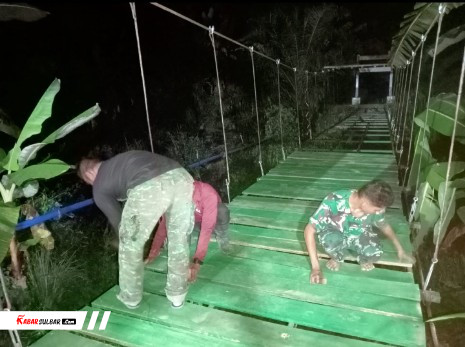 Personel Kodim 1427/Pasangkayu Kerja Lembur Pasang Papan Jembatan Gantung di Sungai Salo Kambunong Demi Akses Warga