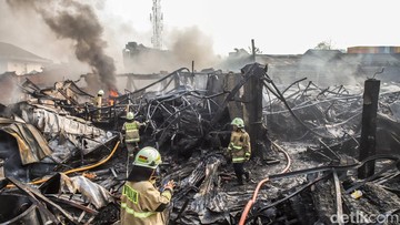 Kebakaran Hanguskan Pabrik Bingkai di Pondok Kelapa, 100 Personel Damkar Dikerahkan