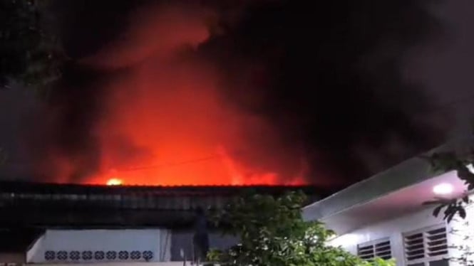 Gudang di Bumi Waras Bandar Lampung Terbakar, Damkarmat Kerahkan Armada Cegah Api Merambat ke Pemukiman