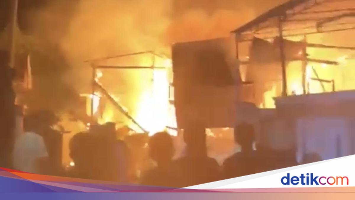 Kebakaran 2 Rumah di Panyula Bone Sulsel Hanguskan 2 Motor dan Perahu, Api Dipadamkan Damkar