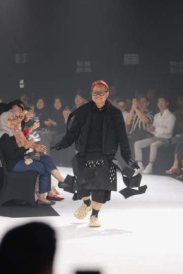 Kisah Desainer Muda Surabaya yang Belajar Fashion di Paris Berkat Kecoa