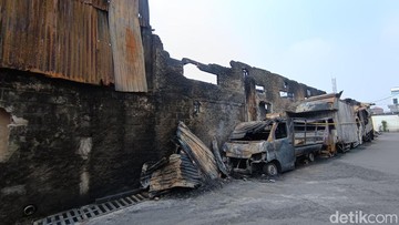 Pabrik Bingkai di Duren Sawit Ludes Terbakar Belasan Jam, Dua Rumah Warga Ikut Hangus