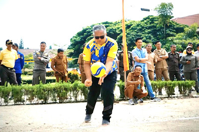 Bupati Khairunas dan Wabup Yulian Efi Turun Main Voli di Solok Selatan, Kejar-kejaran Poin Warnai Laga HUT RI ke-81