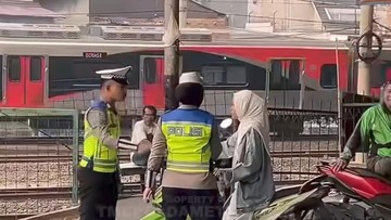 Etika Berlalu Lintas Bikers Wanita: Ngambek dan Tinggalkan Motor Usai Ditegur Polisi Lawan Arah di Cakung