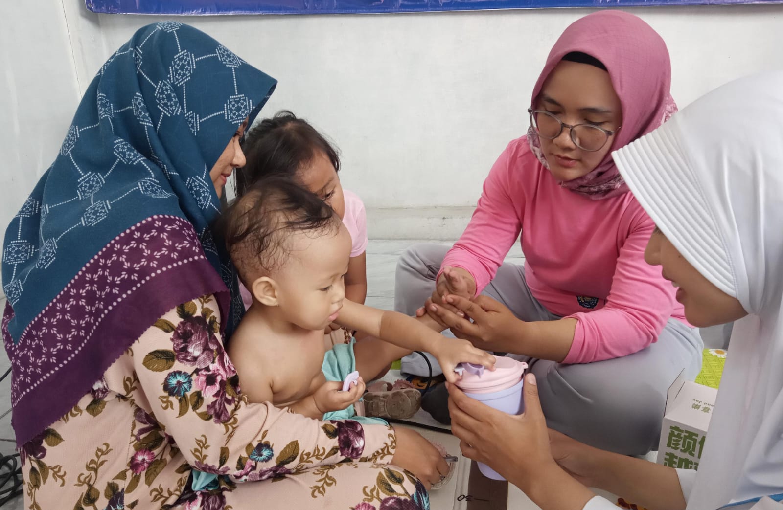 Pijat Bayi di Posyandu: Kader Margadana Tegal Kini Bekali Orang Tua Stimulasi Tumbuh Kembang Balita