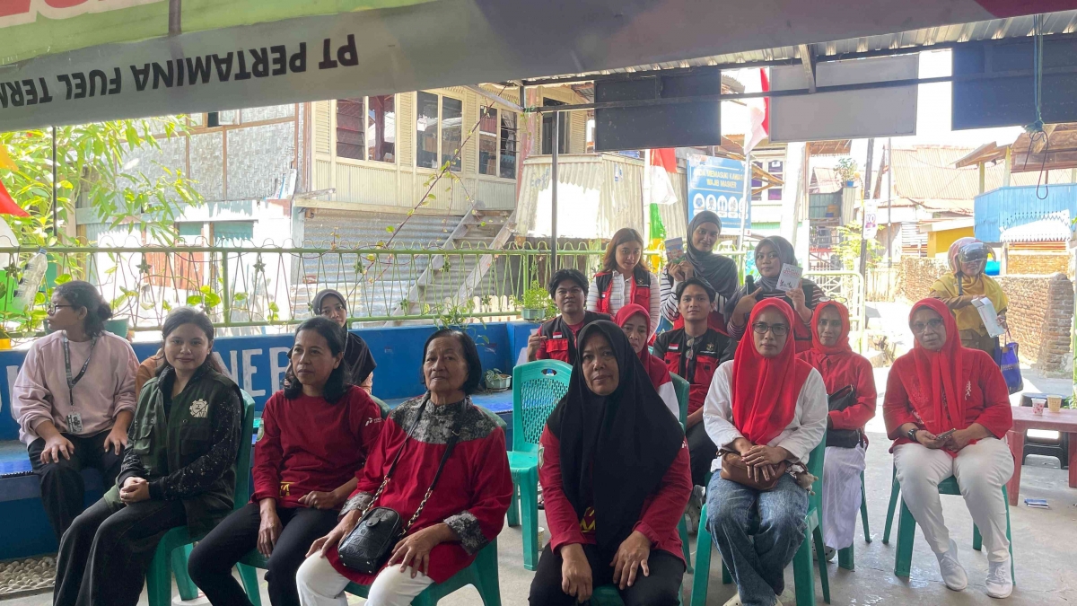 Cegah Stunting dari Posyandu: Mahasiswa KKN UNHAS Bagikan Buku Saku ke Kader di Parepare