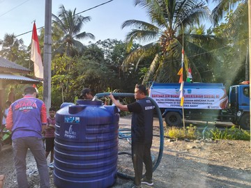 Kemensos Salurkan Bantuan Air Bersih untuk 7.973 Warga Pangandaran yang Terdampak Kekeringan