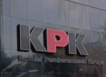 KPK Sita Emas 1,3 Kg dan Uang Rp100 Juta dari Rumah Pemeriksa Pajak di Malang