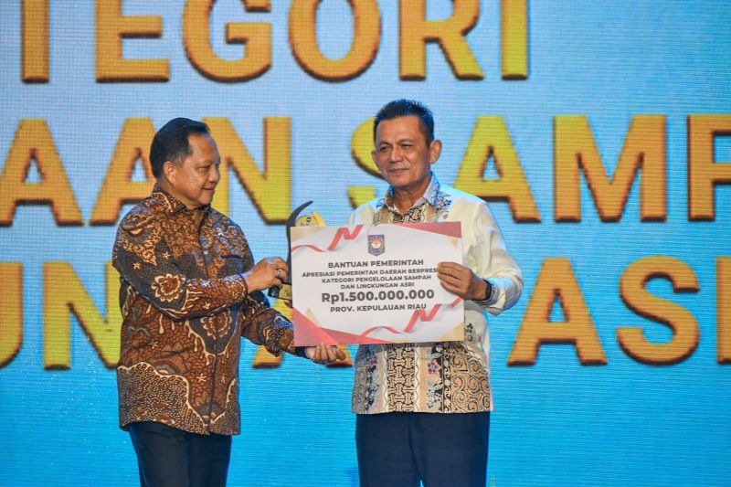 Pemprov Kepri Raih Penghargaan Pengelolaan Sampah Terbaik II dari Kemendagri, Kantongi Insentif Rp1,5 Miliar