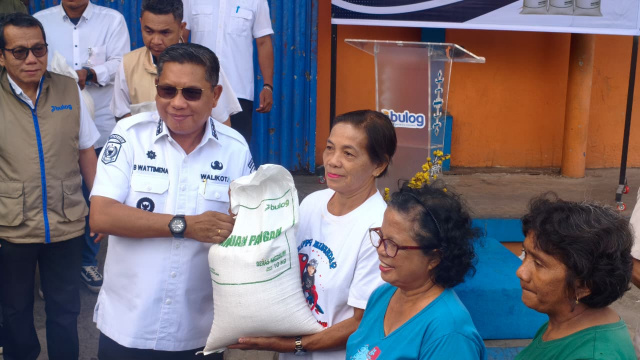 Wali Kota Ambon Bodewin Wattimena Luncurkan Penyaluran Bantuan Beras Bulog untuk 25.383 Kepala Keluarga