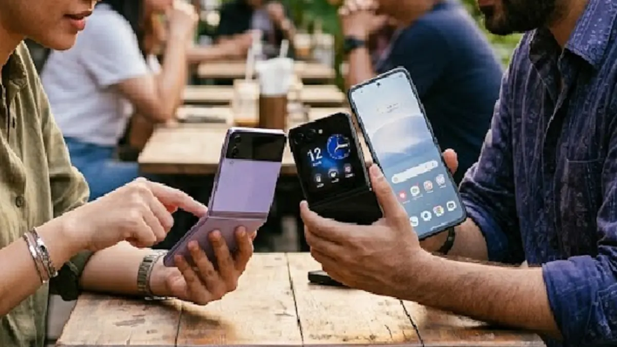 Galaxy Z Flip8 vs Motorola Razr Ultra 2026: Selisih Rp 4,9 Juta, Pilih Ekosistem Samsung atau Spek Lebih Ganas?