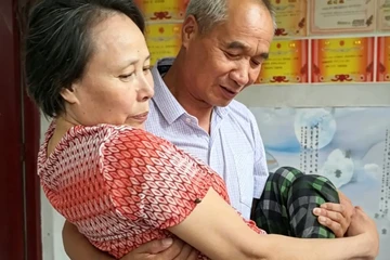 25 Tahun Merawat Istri Lumpuh, Kisah Suami Ini Jadi Pengingat Arti Pernikahan