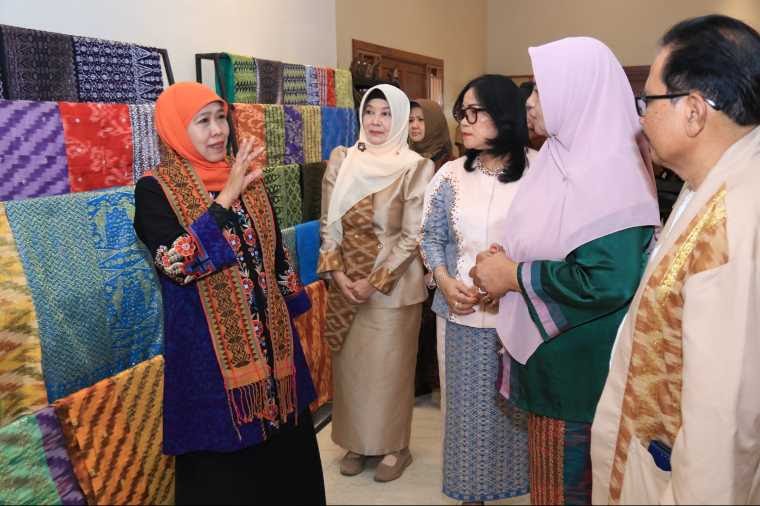 Kunjungan Khofifah ke Dekranasda Kalbar, Peluang Baru Produk Anyaman Rotan hingga Tenun Ikat Tembus Pasar Ekspor