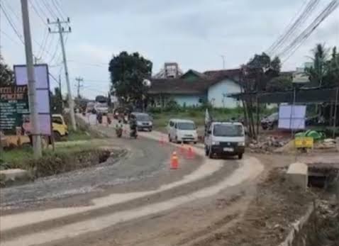 Gubernur Lampung Mirza Tinjau Penanganan Jalan Kalirejo-Pringsewu, 18 Proyek Dana Utang BJB Rp 1 Triliun Diminta Diawasi