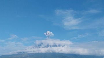 Gunung Semeru Erupsi Delapan Kali dalam Enam Jam, Kolom Letusan Capai 1,2 Kilometer