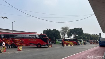 Terminal Kalideres Gelar Lomba Tarik Bus untuk HUT ke-81 RI, Diikuti 20 Orang per Tim