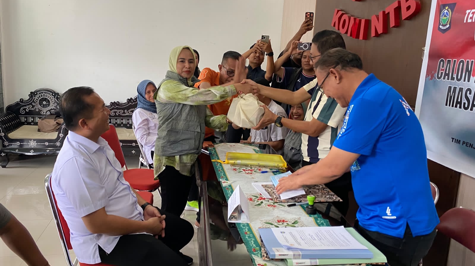 Gubernur NTB Lalu Muhamad Iqbal Resmi Daftar Calon Ketua KONI, Bayar Rp200 Juta dan Hadapi Petahana Mori Hanafi
