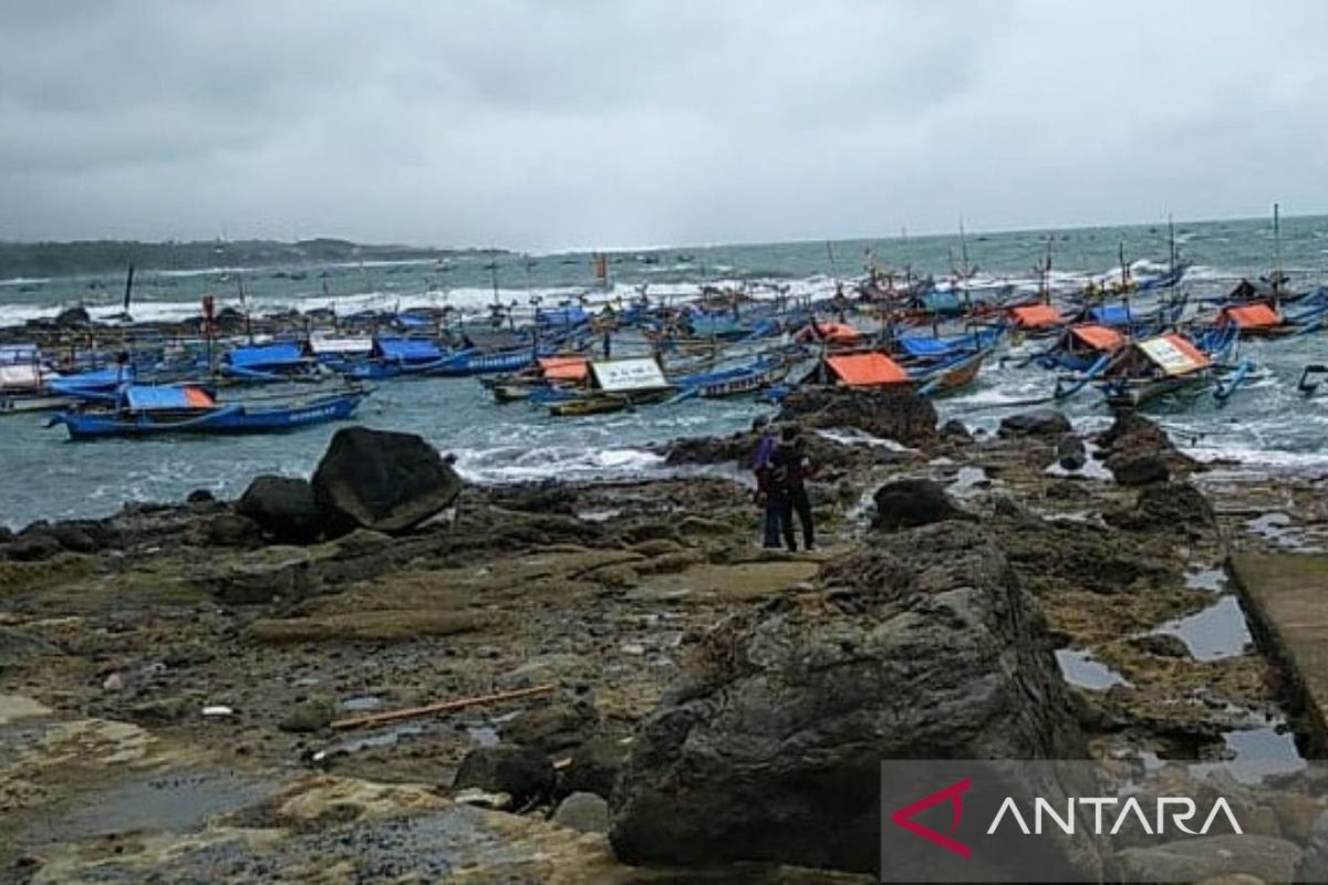 Gelombang Tinggi 5 Meter Ancam Pantai Selatan Cianjur, BPBD Siagakan 360 Relawan dan Larang Nelayan Melaut