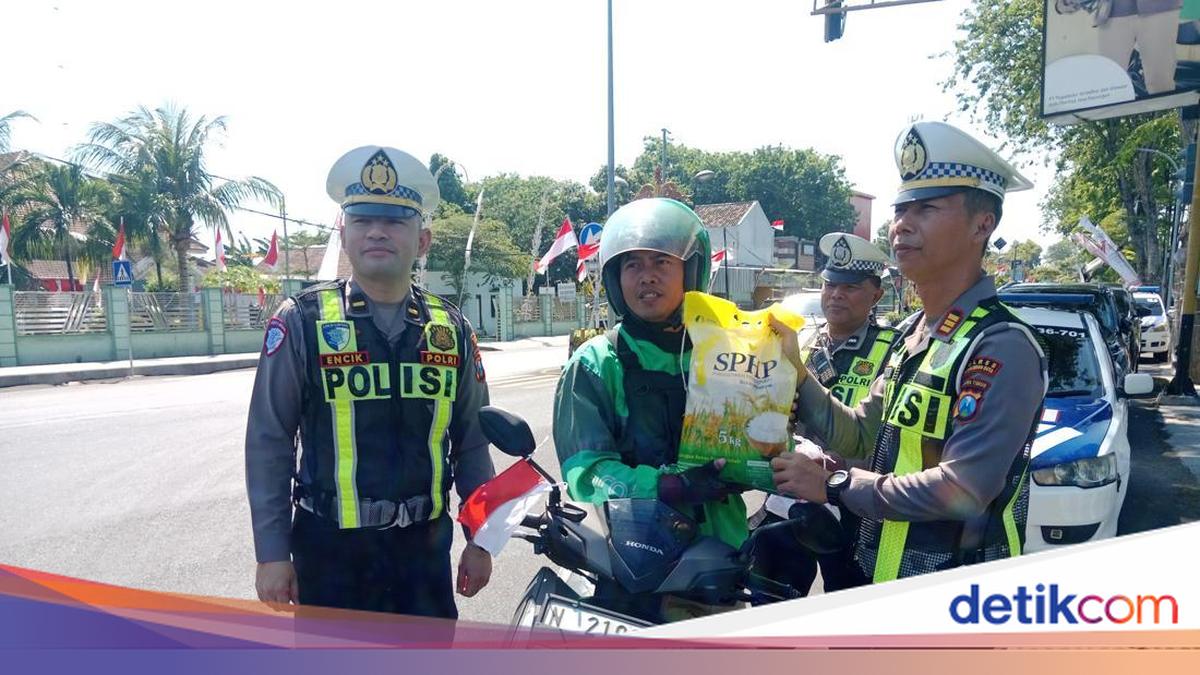 Pengendara Tertib di Probolinggo Tak Didenda, Malah Dapat Beras 5 Kg dari Polisi