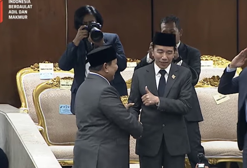 Prabowo Subianto Beri Hormat dan Salami Jokowi usai Pidato Kenegaraan, Dibalas Jempol