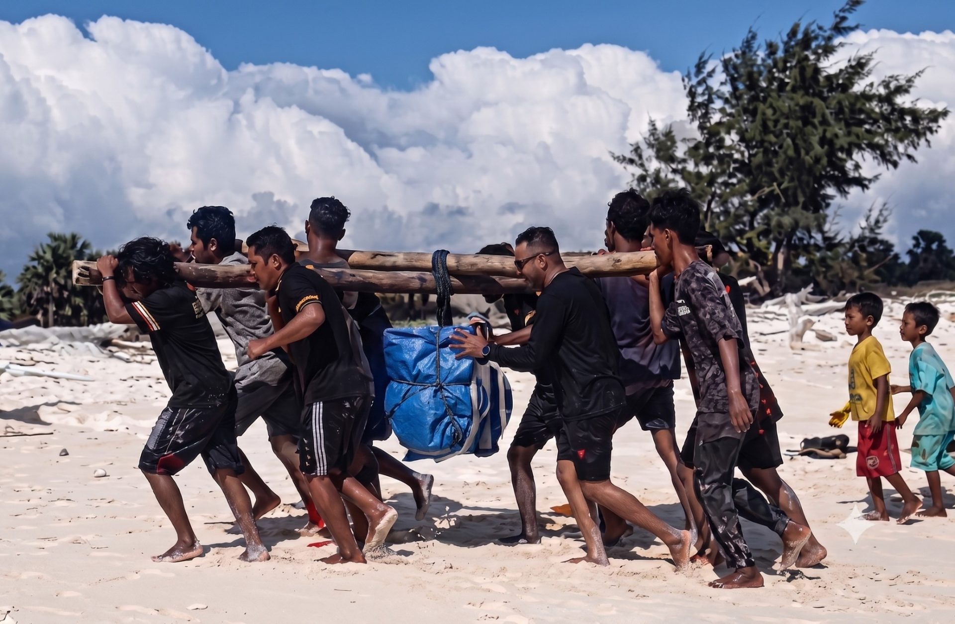 Demi 140 Kepala Keluarga, Petugas PLN Sewa Perahu Nelayan Terabas Ombak ke Pulau Salura NTT