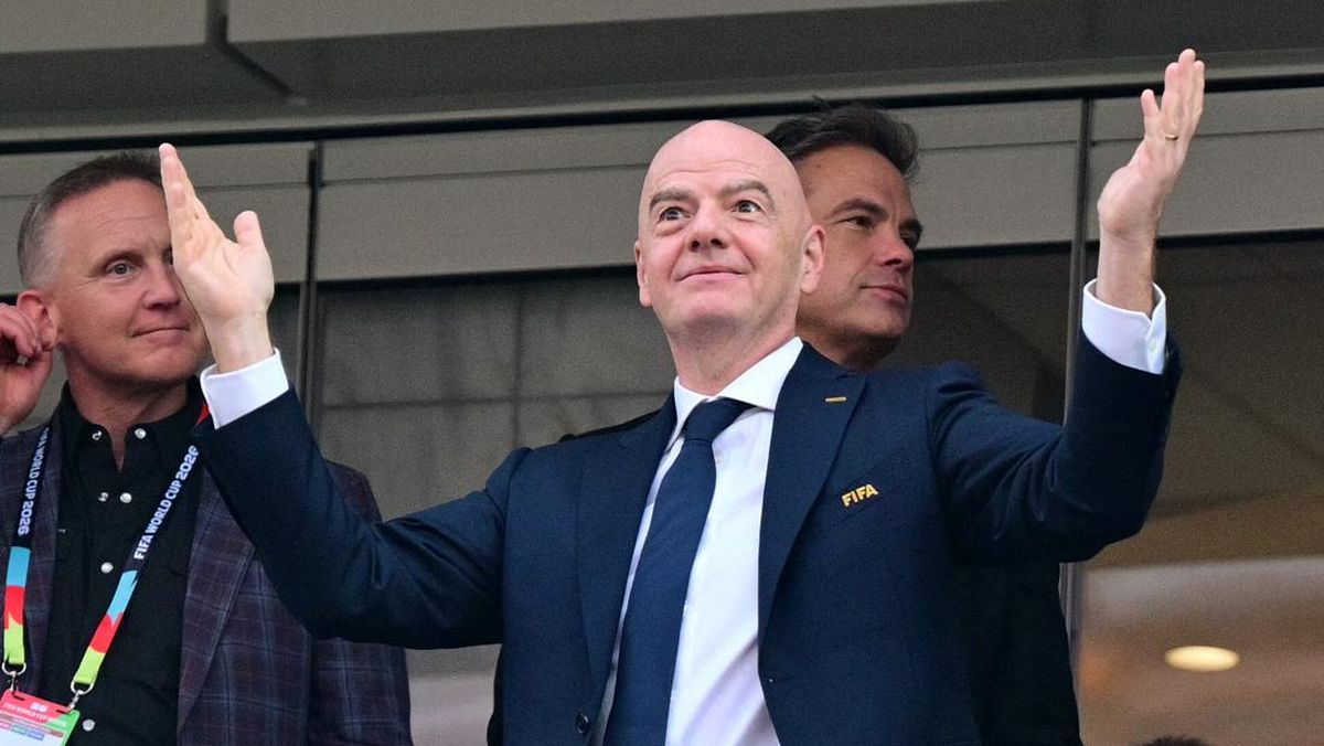 Bad Gones Bentang Spanduk 'Infantino Assasino', Suporter Lyon Sebut FIFA Mafia