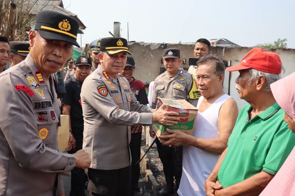 Polresta Bengkulu Bagikan Ratusan Paket Sembako ke Korban Kebakaran, Kapolresta: Kami Hadir Saat Warga Kesulitan