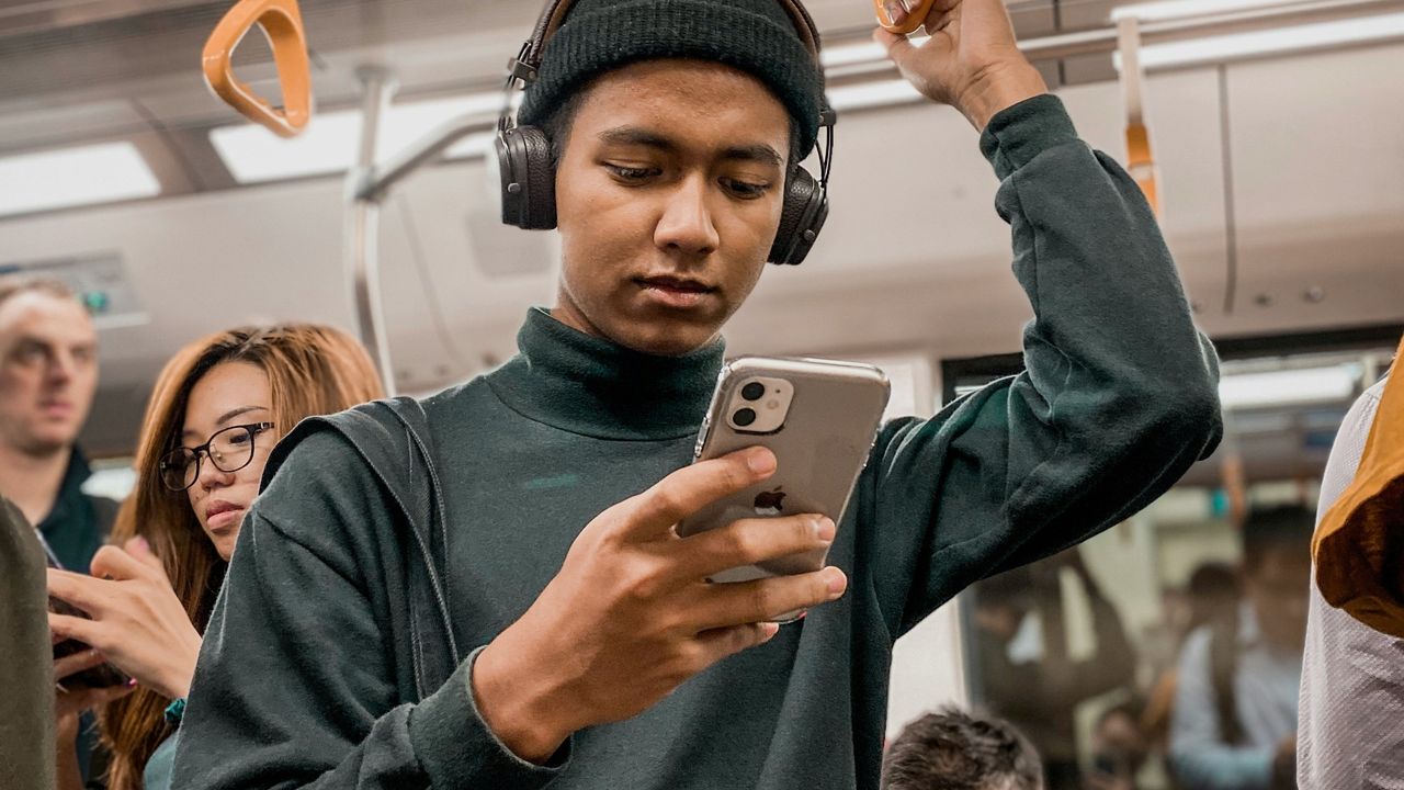 Apple Dikabarkan Bayar Penerbit Berita untuk Latih Siri, Tapi Jawabannya Bisa Terasa Ketinggalan Zaman