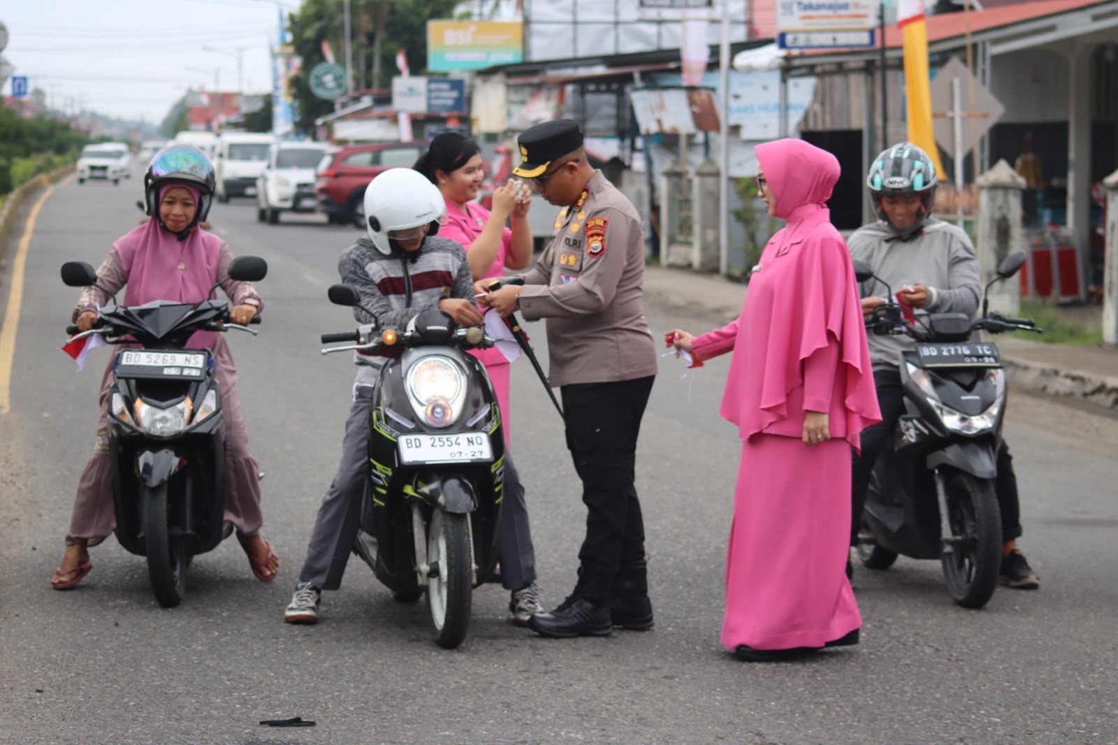 Polres Mukomuko Bagikan 1.000 Bendera Merah Putih ke Warga dan Pengendara Jelang HUT ke-81 RI