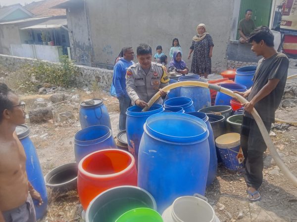 Polres Serang Salurkan 8.000 Liter Air Bersih ke Warga Pontang yang Terdampak Kekeringan