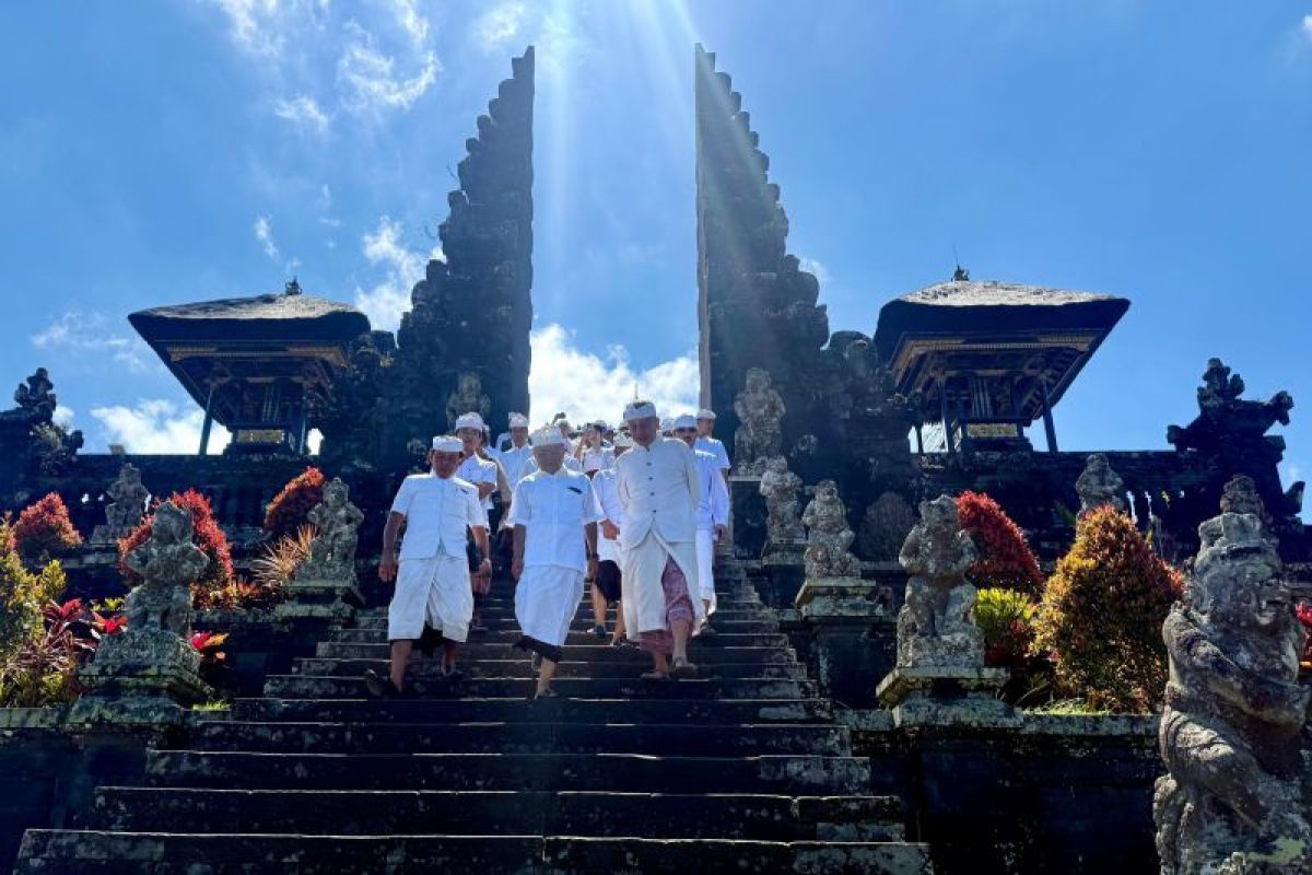 Jajaran Pemprov Bali Gelar Persembahyangan di Pura Agung Besakih, Gubernur Koster Mohon Kelancaran Pembangunan Sekala-Niskala