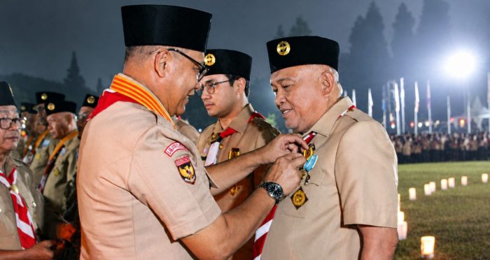 Wabup Gorontalo Tonny S. Junus Terima Lencana Darma Bakti dari Kwarnas Pramuka, Apresiasi Dedikasi Pembinaan Generasi Muda