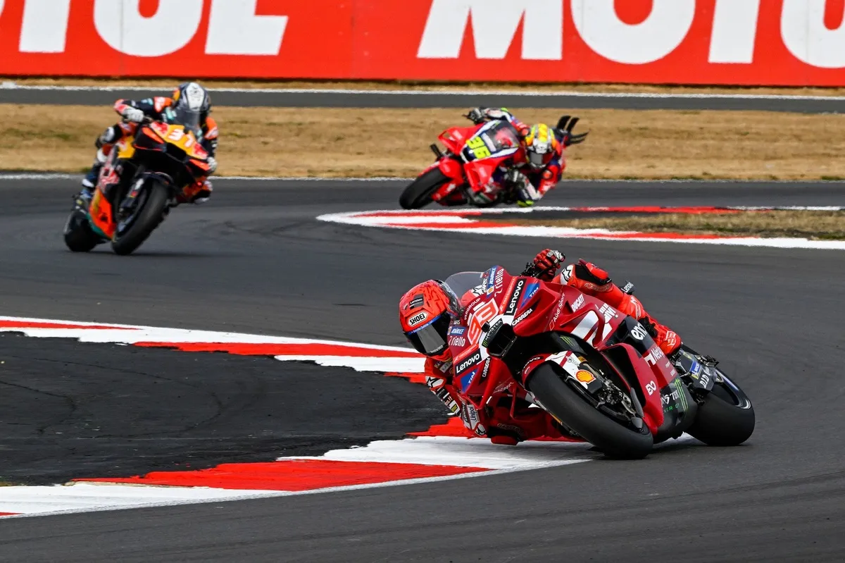 Carlos Ezpeleta Tegaskan MotoGP Bukan Sekadar F1 di Atas Dua Roda