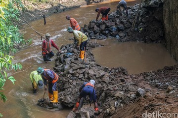 Pemkot Depok Perkuat Turap Kali Angke di Pondok Petir untuk Cegah Longsor dan Banjir