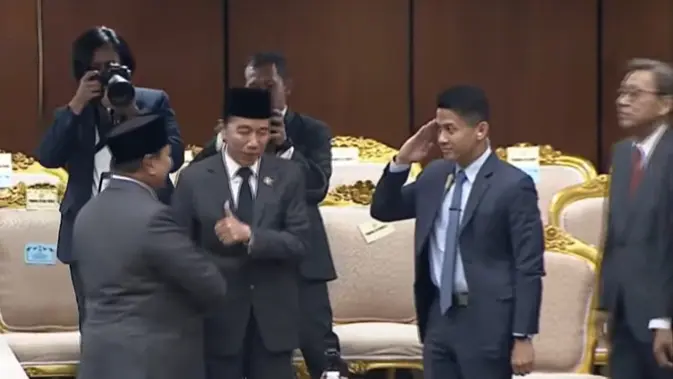 Jokowi dan Boediono Acungkan Jempol ke Prabowo Usai Pidato Perdana di Sidang Tahunan MPR