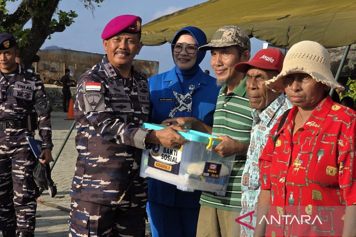 Prajurit TNI AL Rehabilitasi 6 Rumah Kepala Suku di Arso Perbatasan RI-Papua Nugini, Termasuk Perbaiki Gereja dan Jembatan