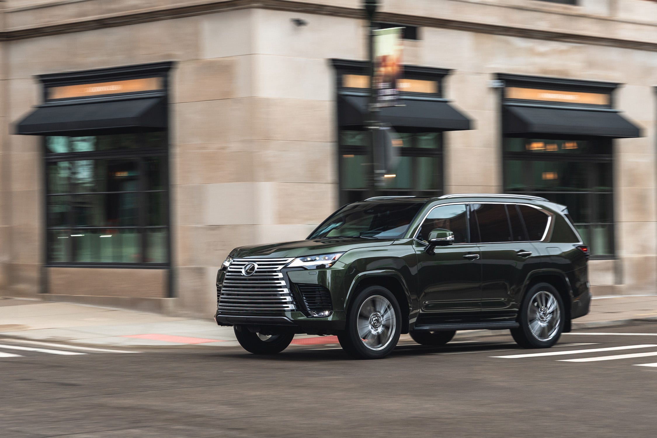 Review Lexus LX700h 2026: Hybrid 457 HP yang Perkasa, Tapi Tiga Kompromi Ini Bikin Pembeli Berpikir Dua Kali