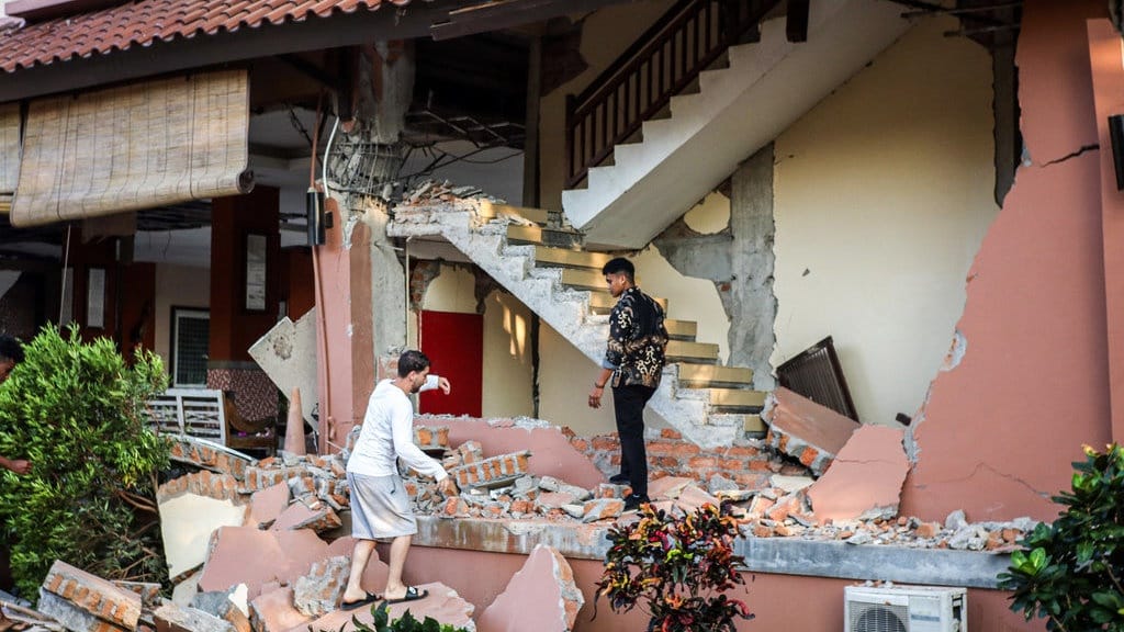 Gempa M7,7 Guncang Flores NTT, BMKG Catat 37 Gempa Susulan dalam 2 Jam dan Minta Warga Tak Panik