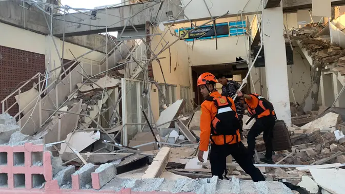 Tim SAR Gabungan Evakuasi Korban Gempa M 7,7 di Pelabuhan Maumere, Satu Warga Meninggal Dunia