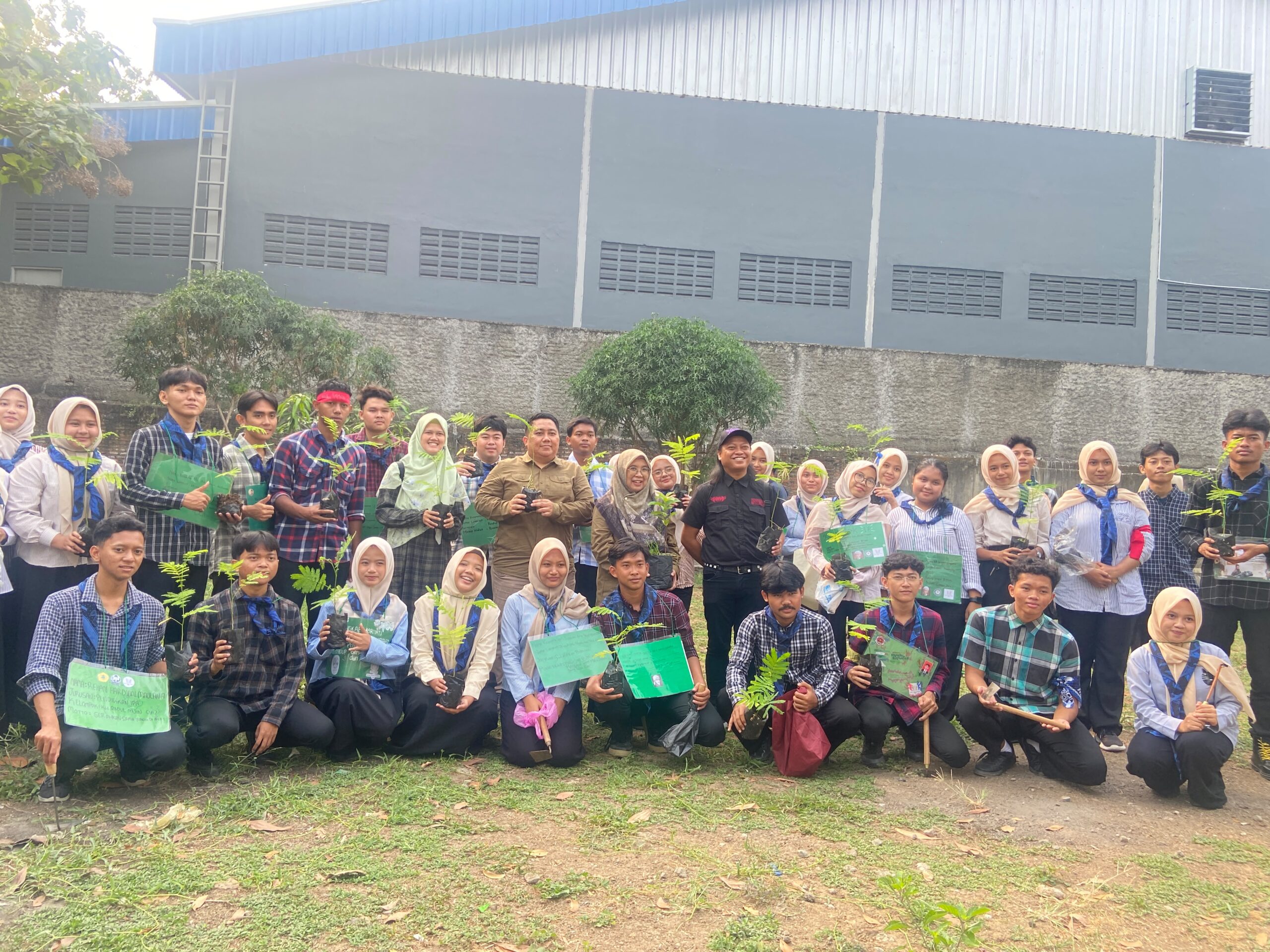 SPOK 2026 FKIP Untirta Ditutup dengan Tanam 300 Pohon, Mahasiswa Baru Ikut Menanam Albasiah dan Jambu