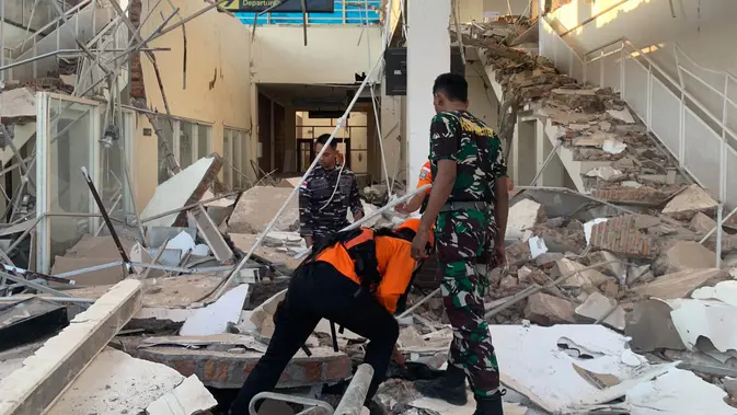 BMKG Terjunkan Tim Survei Dampak Gempa M 7,7 NTT ke Maumere dan Labuan Bajo, Sejumlah Tembok Rumah Roboh