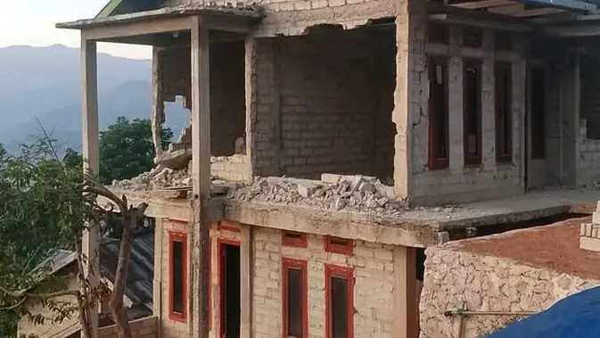 Gempa M7,7 Guncang NTT: Plafon Hotel Jayakarta Labuan Bajo Ambruk, Ratusan Warga Mengungsi