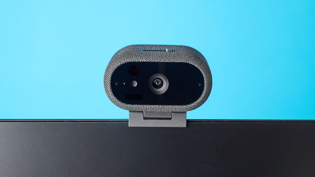 Dell Pro 7 Webcam Ditenagai AI untuk Auto-Adjustment, tapi Bobotnya Bikin Layar Laptop Miring