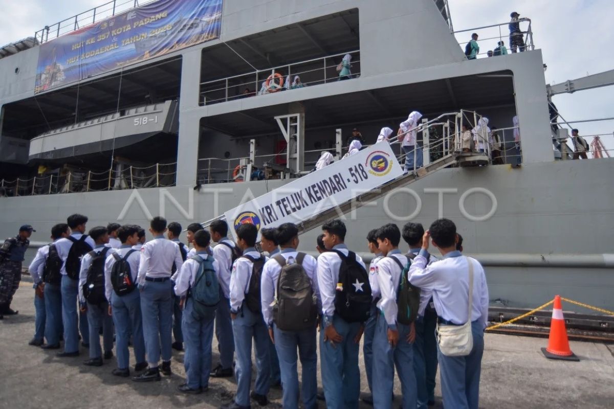 Antusiasme Warga Padang Naikkan Kunjungan KRI Teluk Kendari Jadi 300 Orang per Hari, Openship Diperpanjang