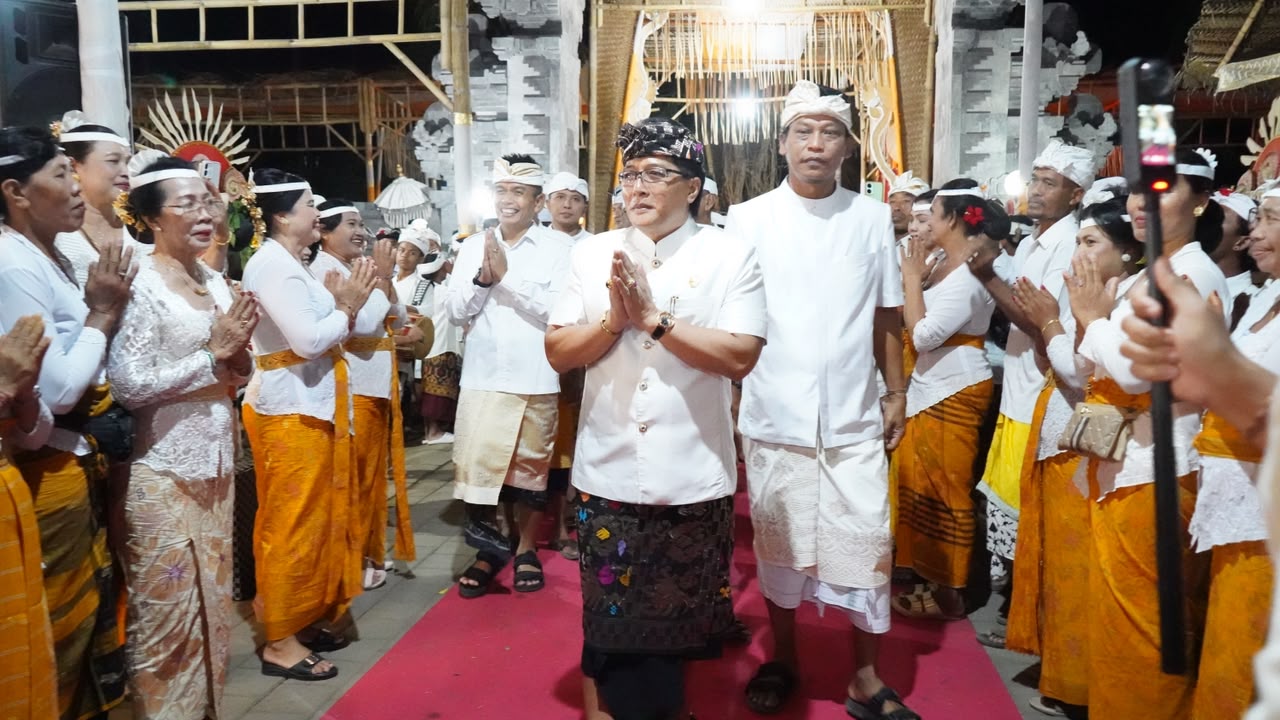 Wagub Bali Giri Prasta Hadiri Puncak Karya Agung di Pura Desa Adat Ekasari Jembrana, Sumbang Punia Rp25 Juta