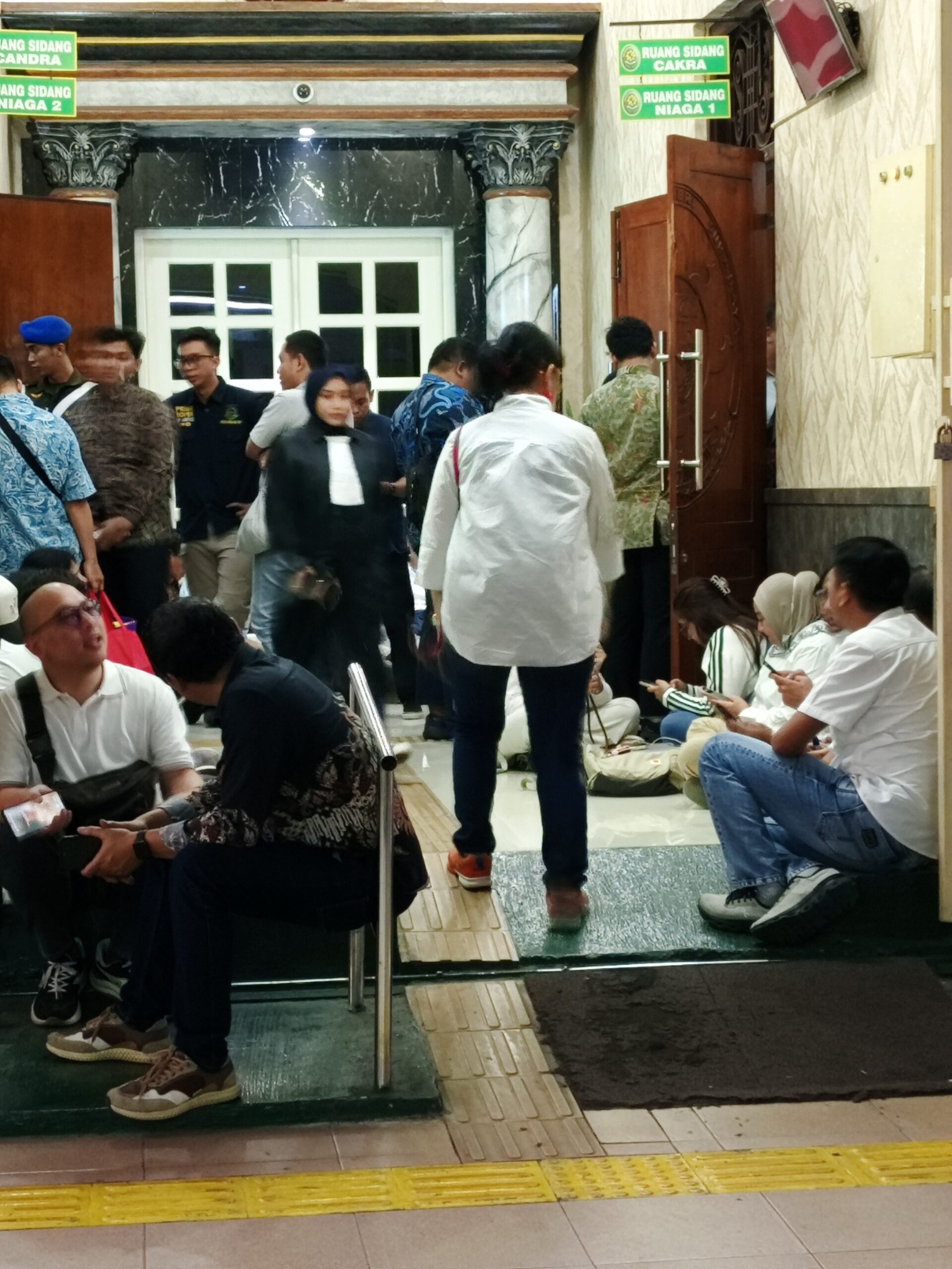 Kawal Vonis Korupsi Rp 83,2 Miliar, Puluhan Pekerja Pelindo Regional 3 Penuhi Ruang Sidang PN Surabaya