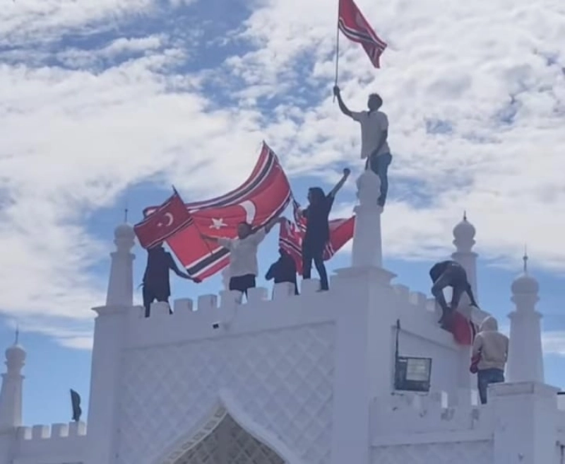 21 Tahun Perdamaian Aceh Diwarnai Ketegangan, Bendera Bulan Bintang Gantikan Merah Putih di Tiang Masjid Raya Baiturrahman