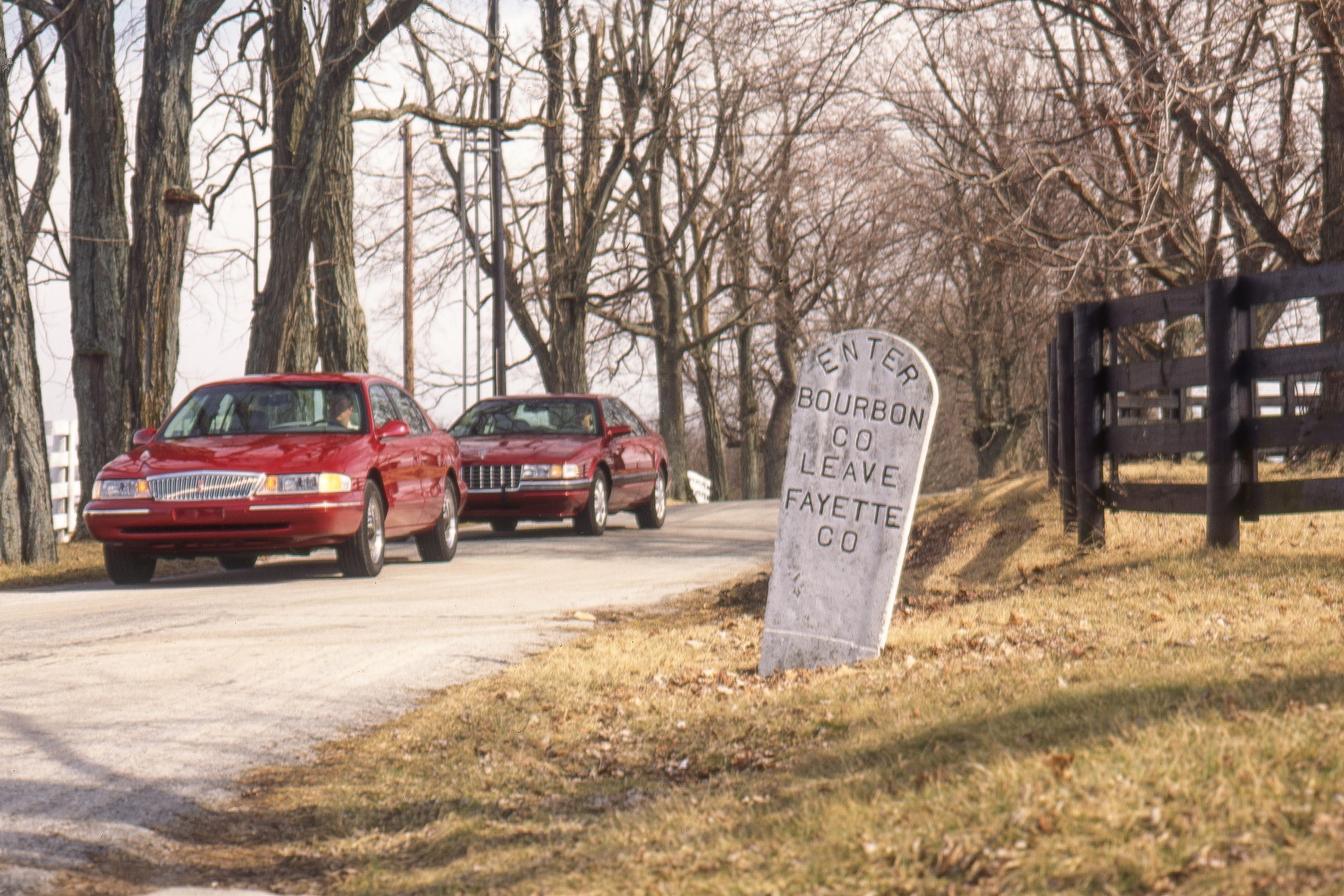 Perang Sedan Mewah 90-an: 1995 Cadillac SLS vs Lincoln Continental, Dua Filosofi Amerika yang Beda Jauh