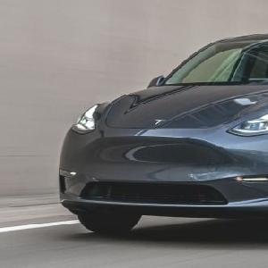 Tesla Recall 20.349 Unit Model 3 dan Model Y di AS, Lampu Depan Terlalu Silau Bikin Pengemudi Lawan Arah Buta